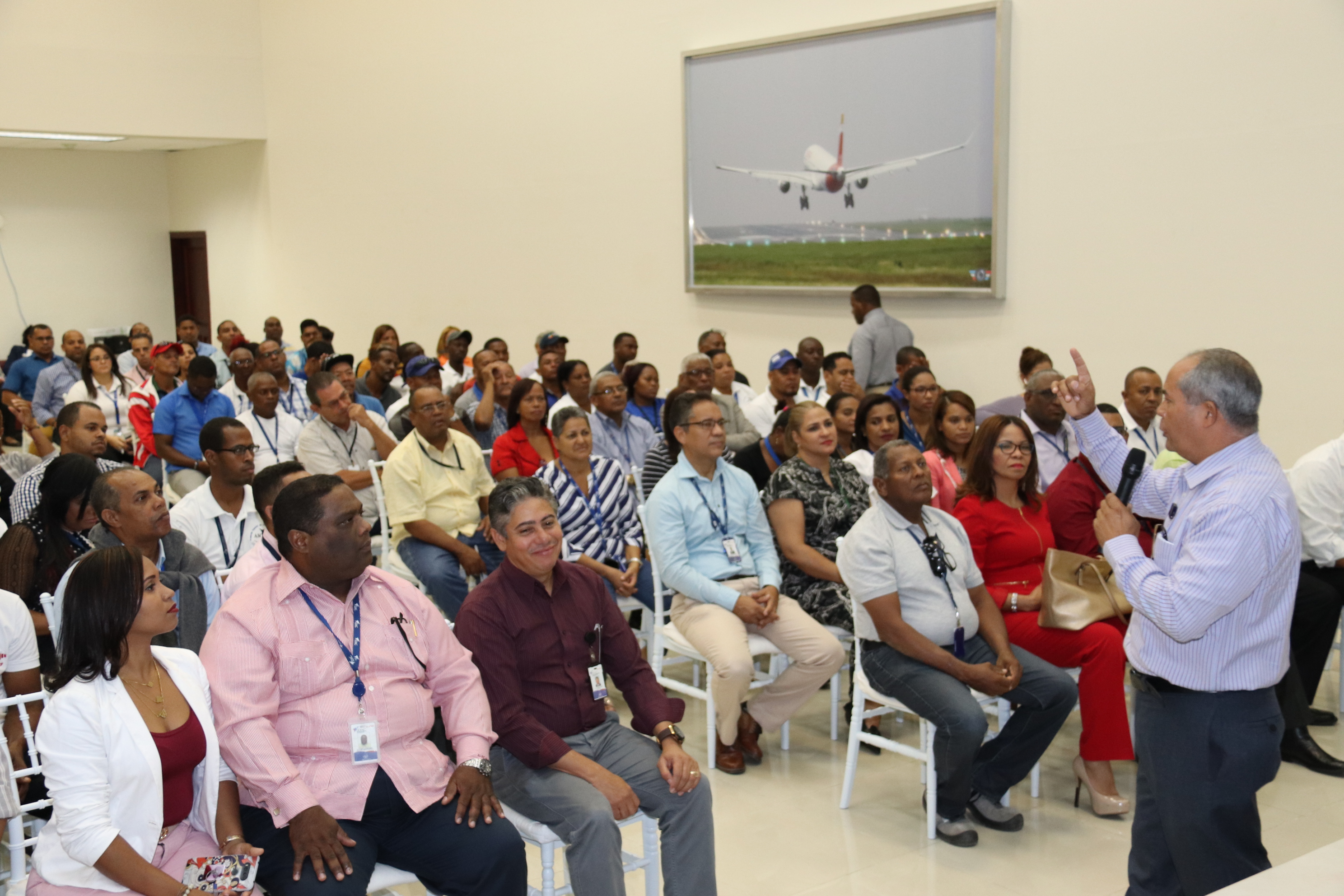 Mario Hidalgo, presidente de AEROMET-COOP al momento de dar la bienvenida a los presentes durante la Asamblea eleccionaria.